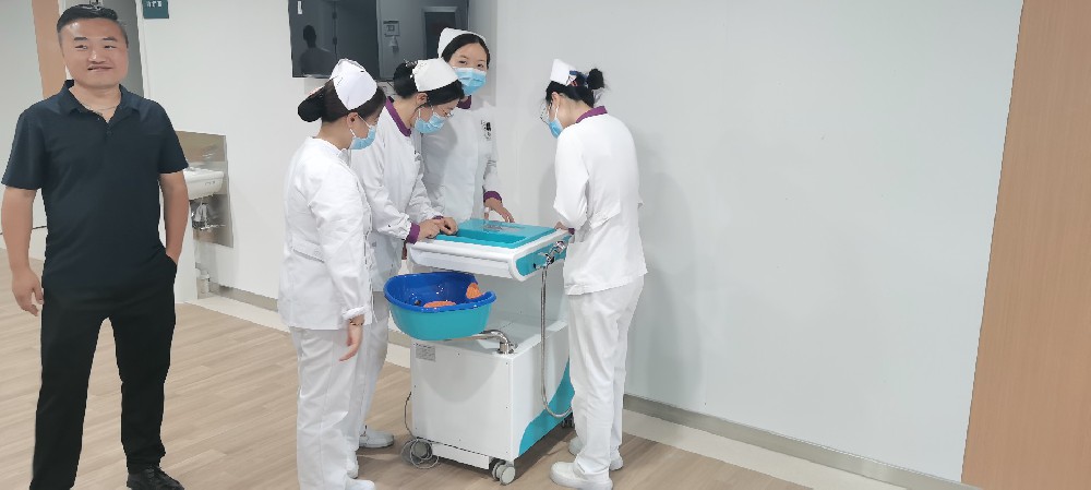 护理洗头车成功装机武汉中部战区总医院