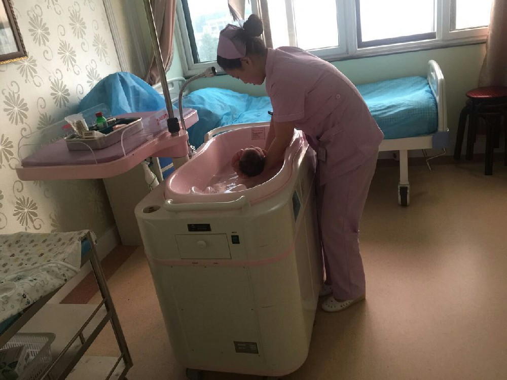 我公司婴儿沐浴车应用于济南安佳妇产医院